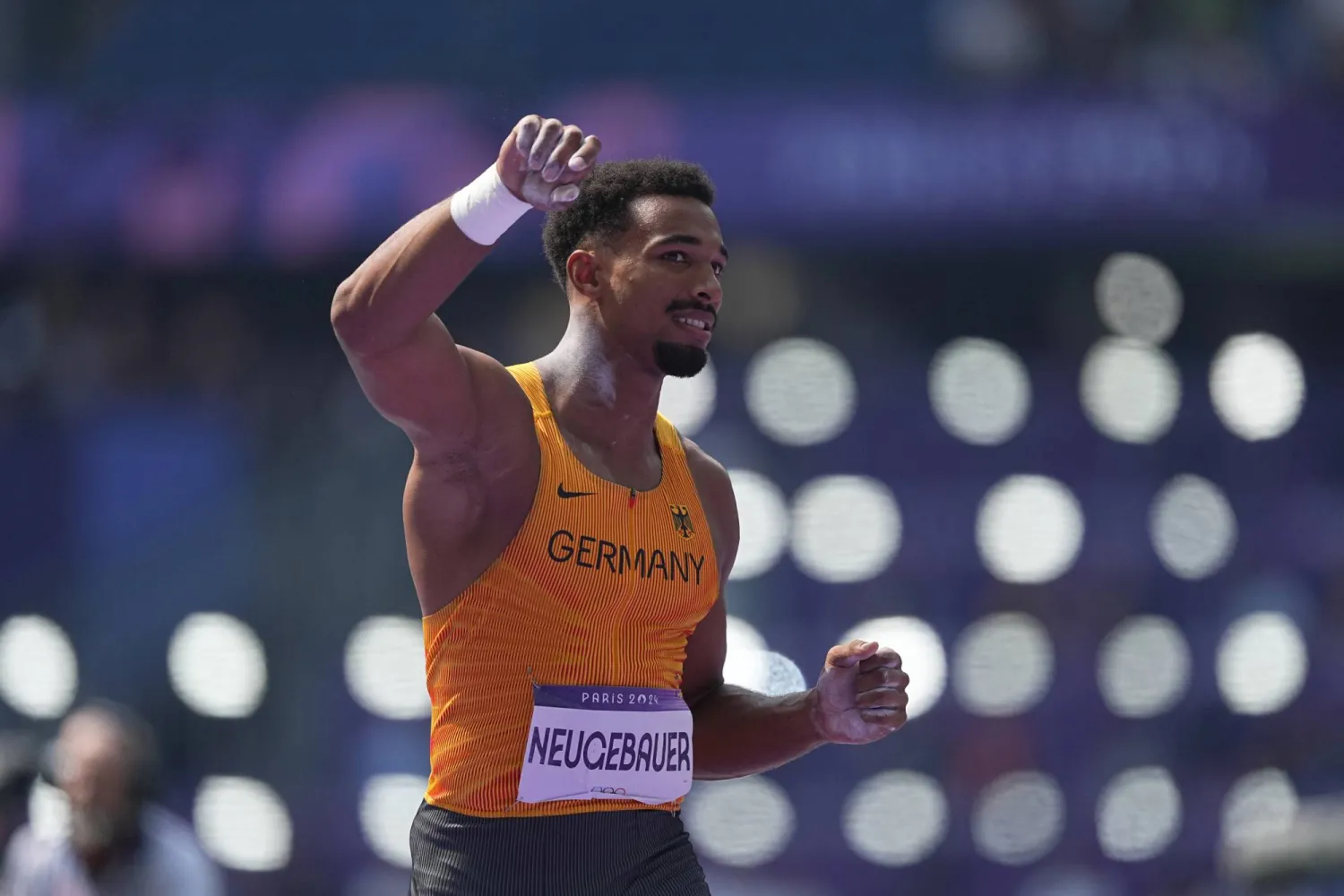 الألماني ليو نويغباور يتصدر منافسات العشاري (د.ب.أ)