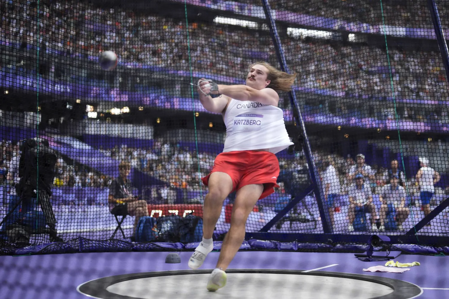 الكندي إيثان كاتزبرغ يتألق في تصفيات رمي المطرقة (أ.ب)