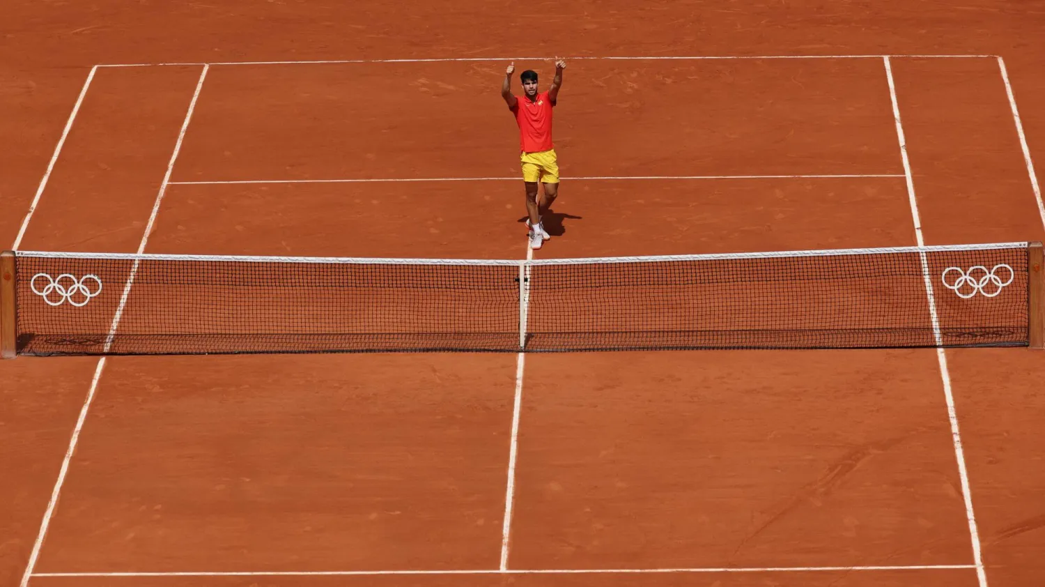 ألكاراس يحتفل بعد تأهله للمباراة النهائية لفردي تنس الرجال في أولمبياد باريس (رويترز)