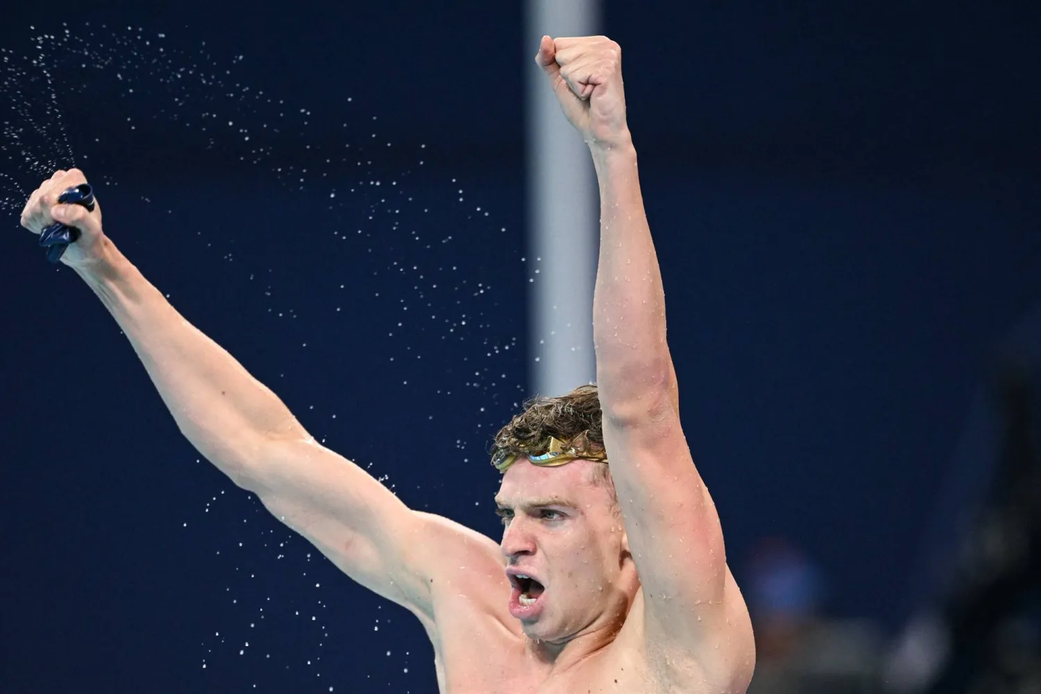 الفرنسي مارشان محتفلاً بذهبية سباق 200 متر (أ.ف.ب)