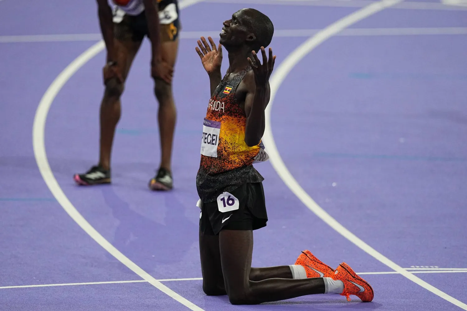 الأوغندي جوشوا تشيبتيغي محتفلاً بإنجازه الأولمبي (د.ب.أ)