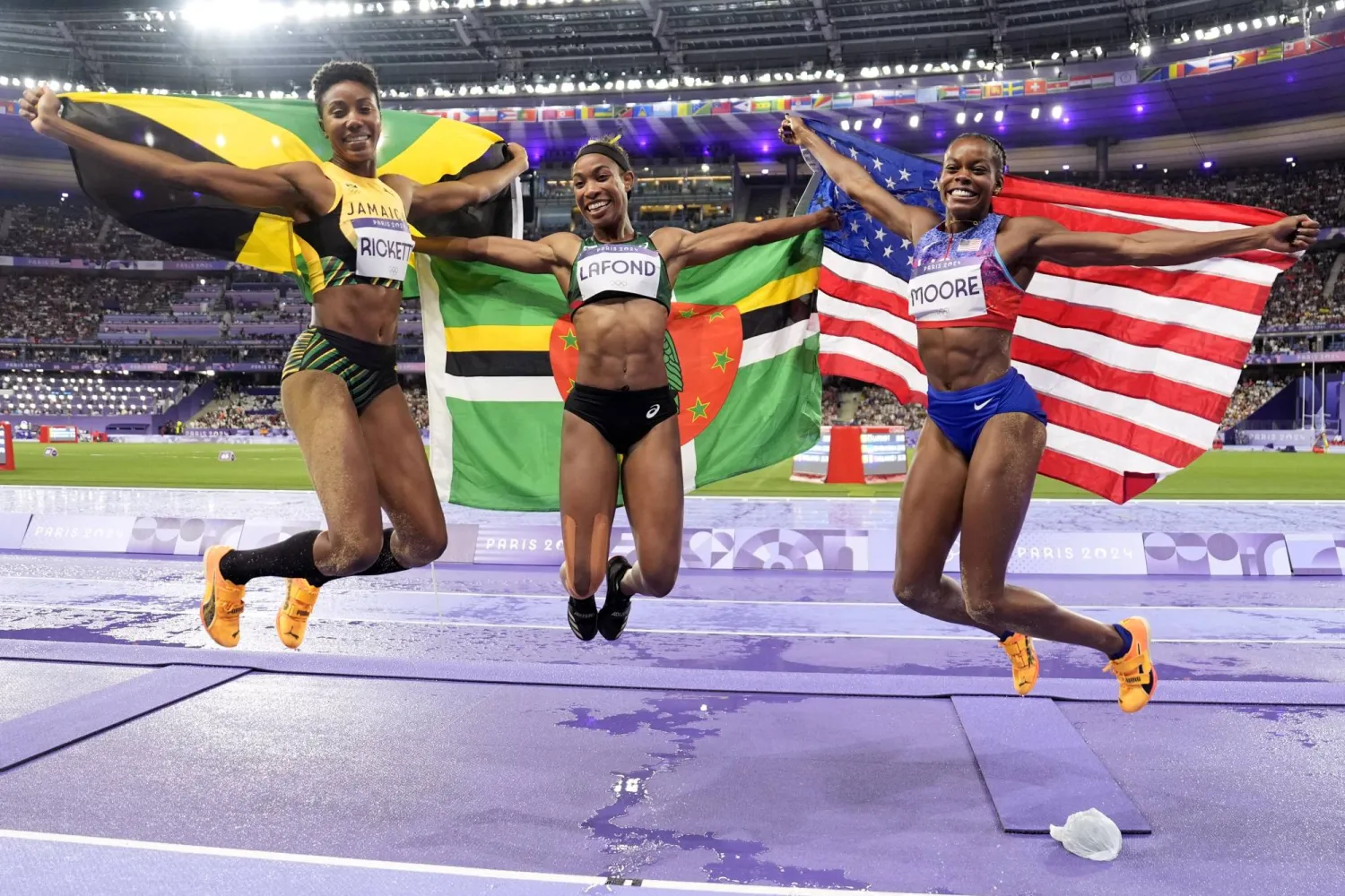 بطلات المراكز الأولى يحتفلن بإنجازهن (أ.ب)