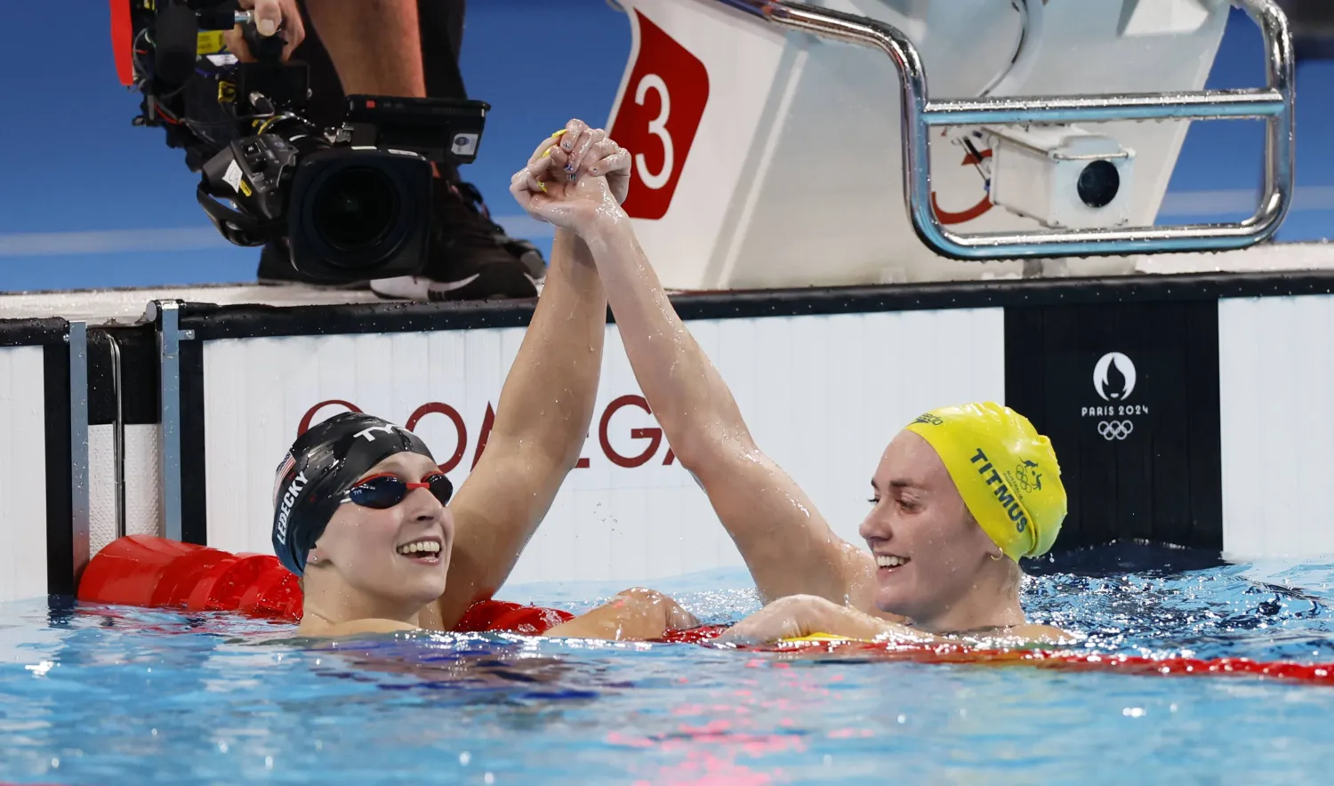 كاتي ليديكي وأريارن تيتموس (إ.ب.أ)