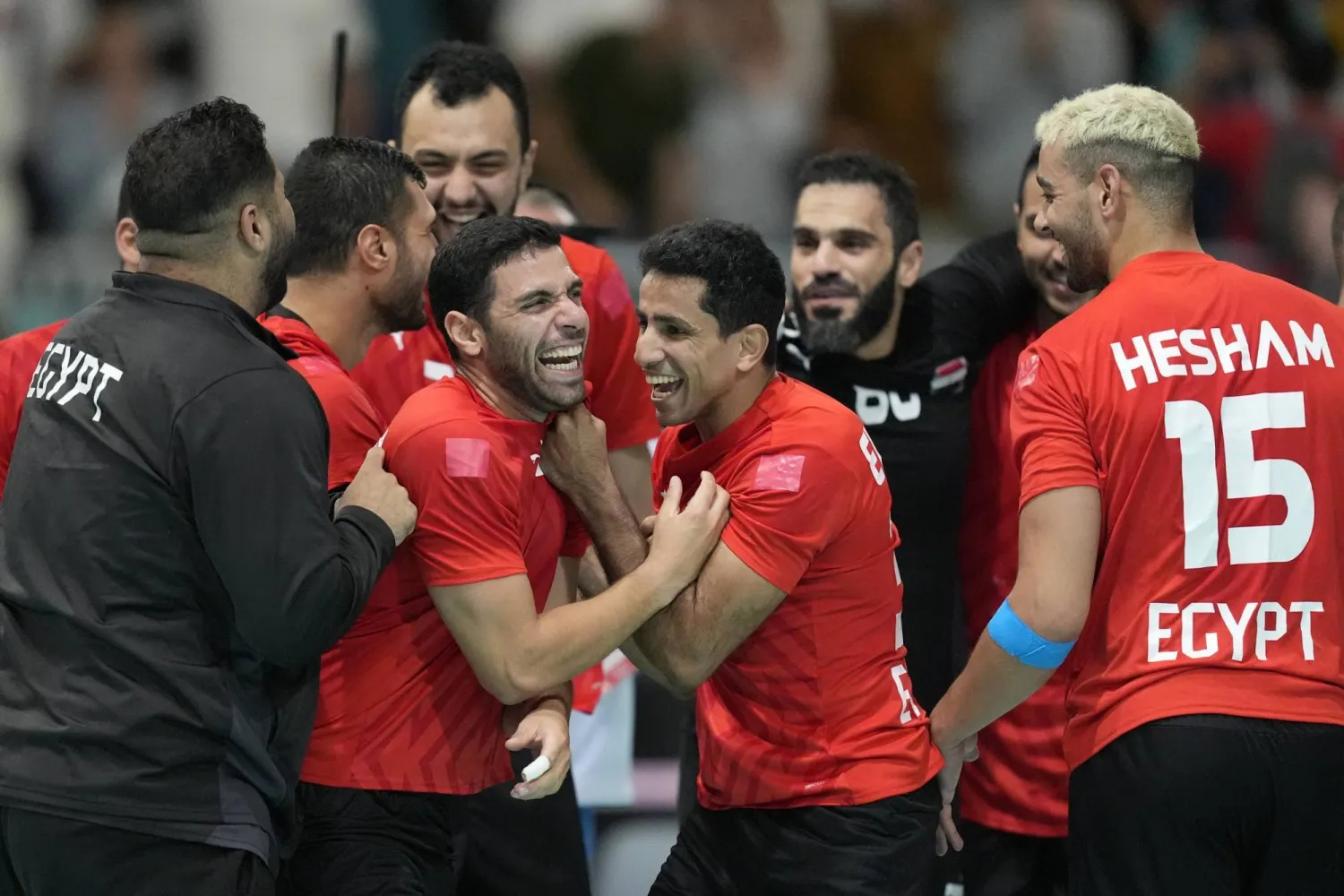 لاعبو مصر يحتفلون بعد فوزهم على الأرجنتين (أ.ب)