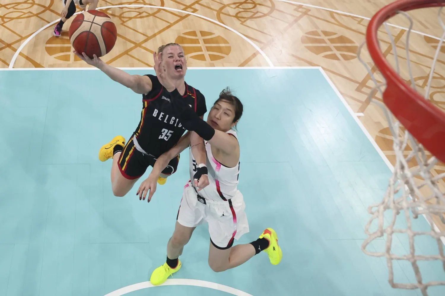 تقدمت بلجيكا بفارق نصف سلة (نقطة) على الصين (أ.ب)