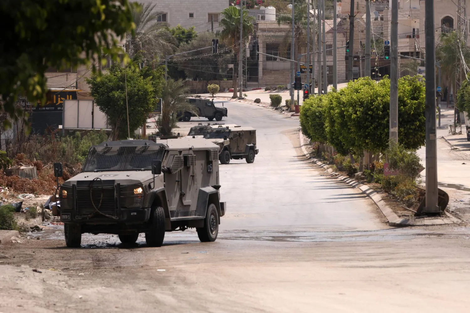 القوات الإسرائيلية تغلق طرقاً داخلية عدة وتمنع المواطنين من التجول بمدينة سلفيت بالضفة الغربية (إ.ب.أ)