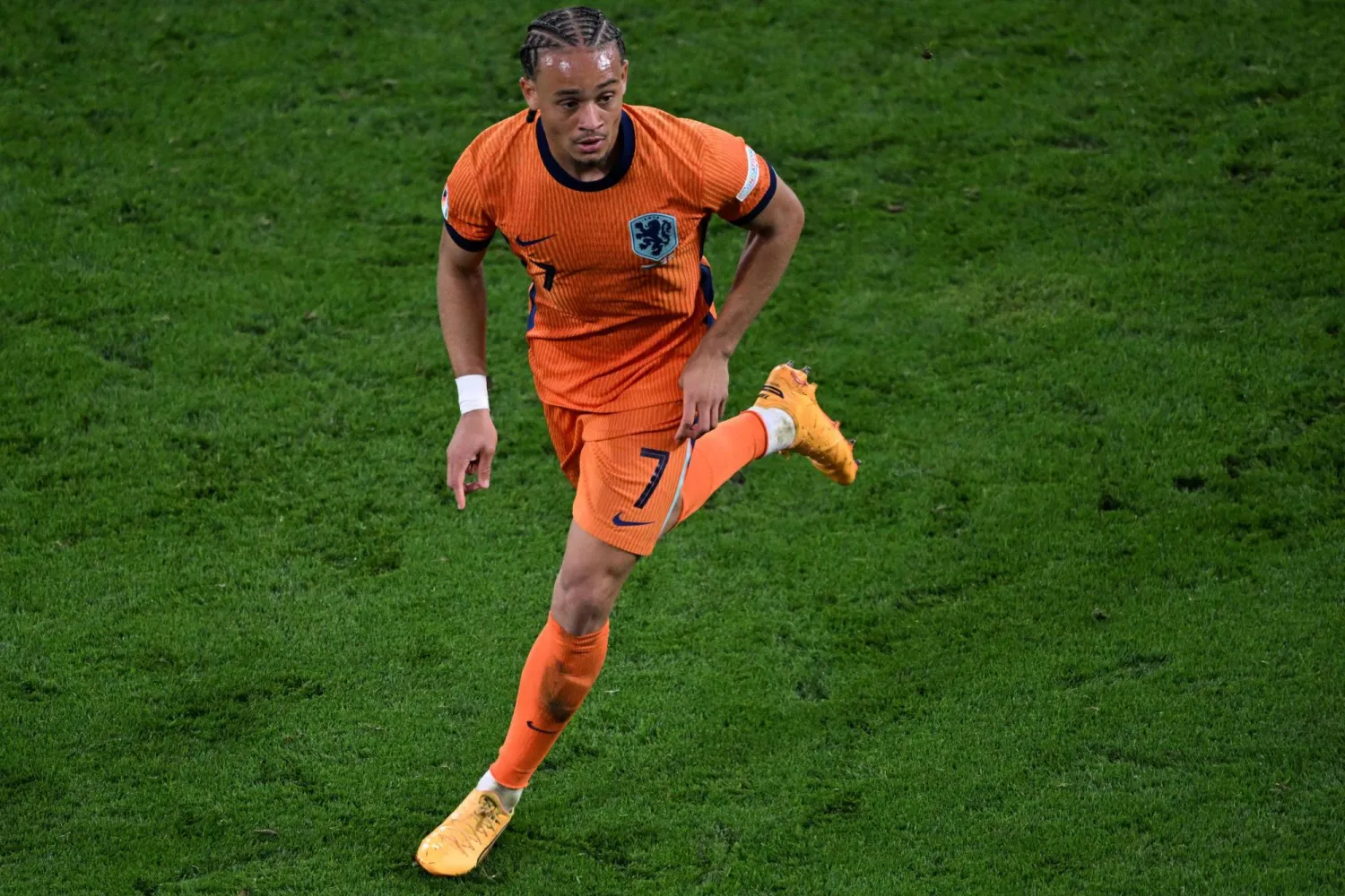 تشافي سيمونز (أ.ف.ب)