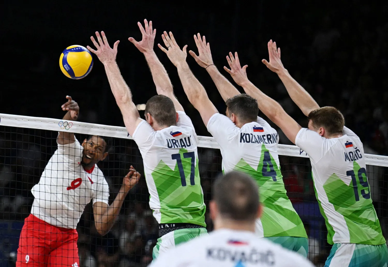 فازت بولندا على سلوفينيا في منافسات الكرة الطائرة للرجال (رويترز)