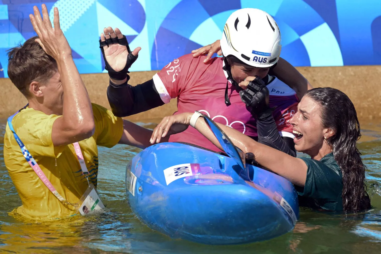 الأسترالية نعومي فوكس تتلقى التهنئة من شقيقتها جيسيكا بعد فوزها بذهبية الكاياك (أ.ف.ب)