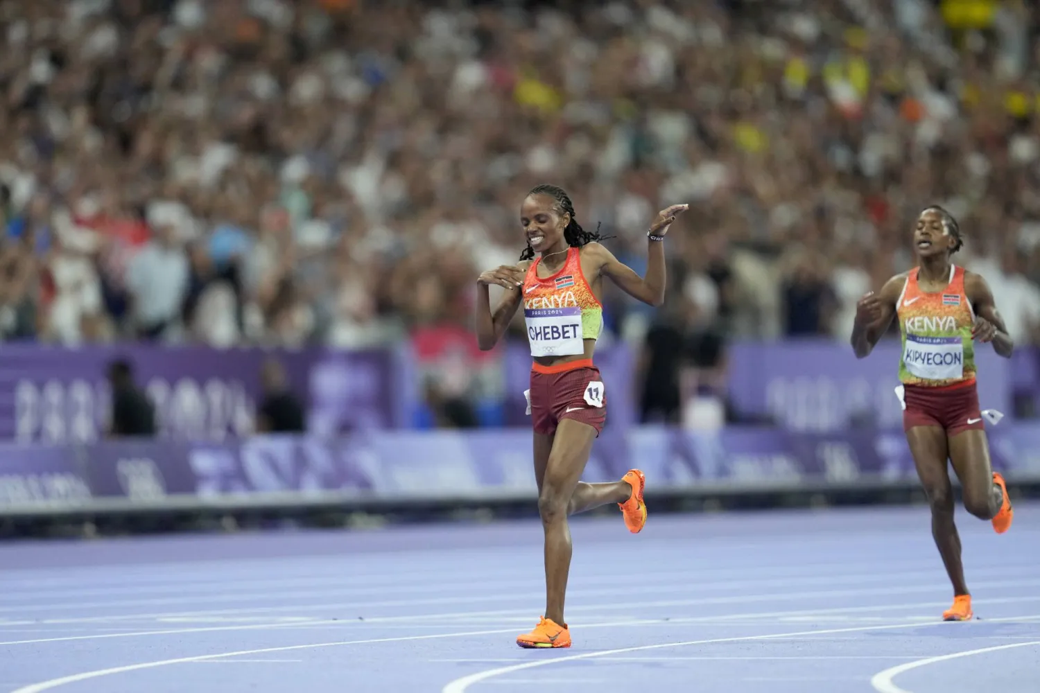 العداءة الكينية بيتريس تشيبيت تتجاوز الخط لتفوز بذهبية سباق 5000م (أ.ب)