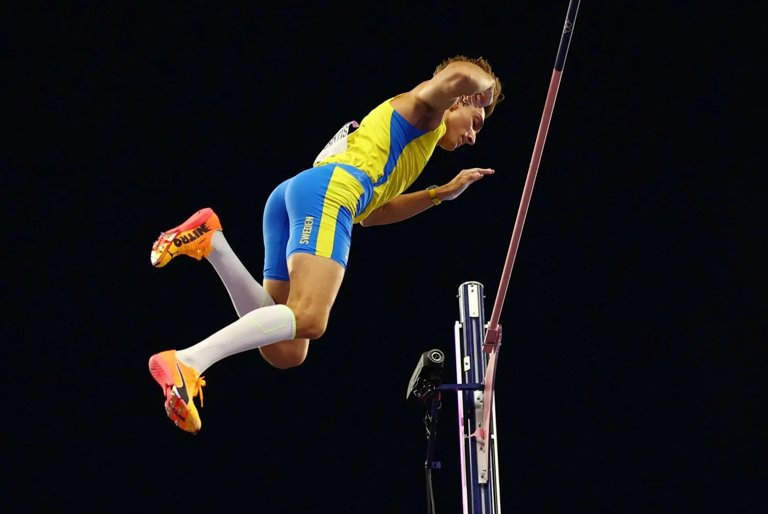 السويدي أرماند دوبلانتيس يحرز ذهبية القفز بالزانة (رويترز)