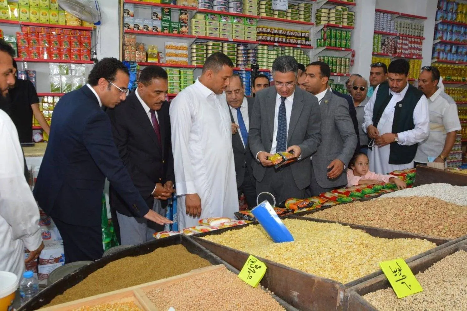 Egyptian Minister of Supply Sherif Farouk visits markets in Matrouh Governorate (Egyptian Ministry of Supply)
