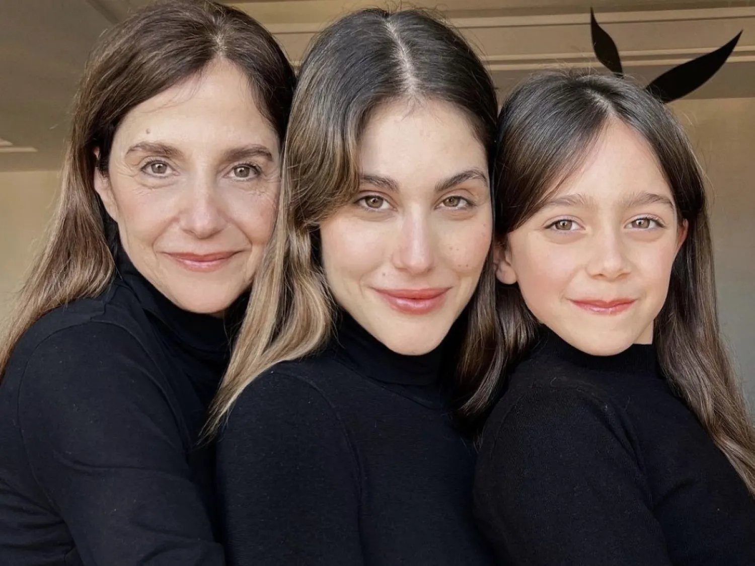 مع والدتها وابنتها في صورة تبرز اهتمامها بعلاقة الأجيال (نور عريضة)