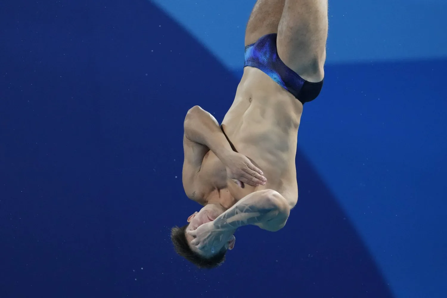 الكولومبي لحظة الغطس في المنافسات (أ.ب)