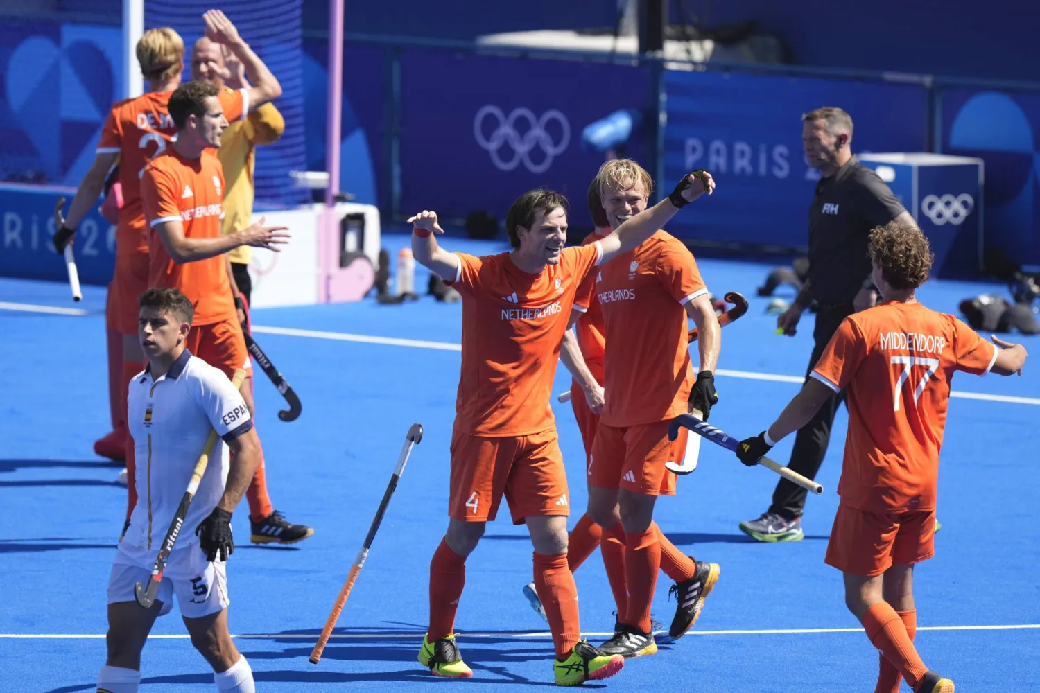فرحة لاعبي هولندا بالفوز الكبير على إسبانيا في الهوكي (أ.ب)