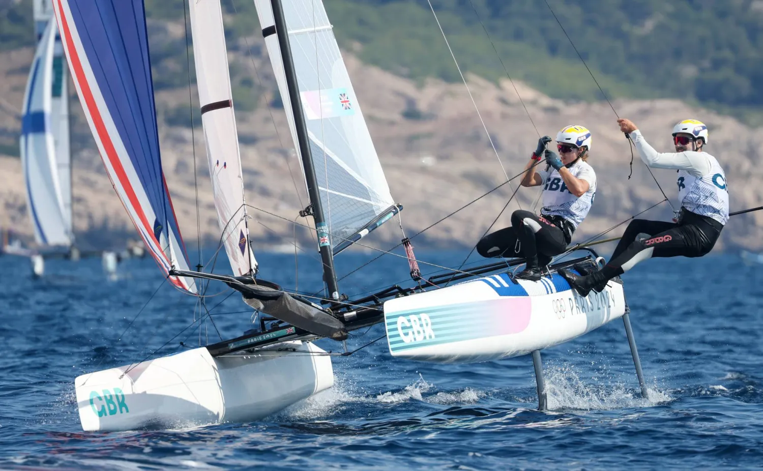 جانب من سباقات القوارب الشراعية ضمن منافسات الألعاب الأولمبية بباريس (إ.ب.أ)