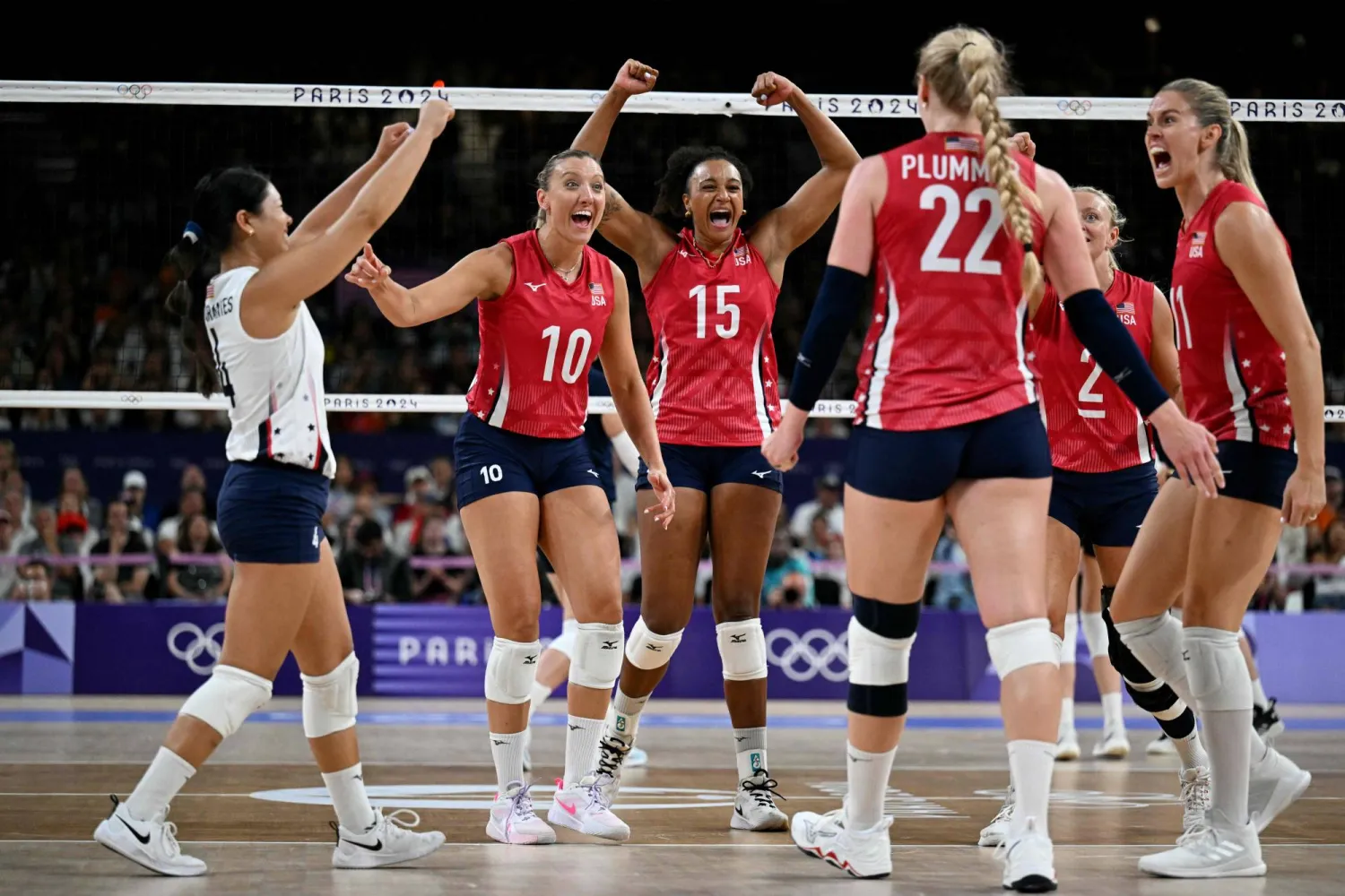 فرحة لاعبات المنتخب الأميركي لكرة الطائرة عقب فوزهن على بولندا والتأهل لنصف النهائي (أ.ف.ب)