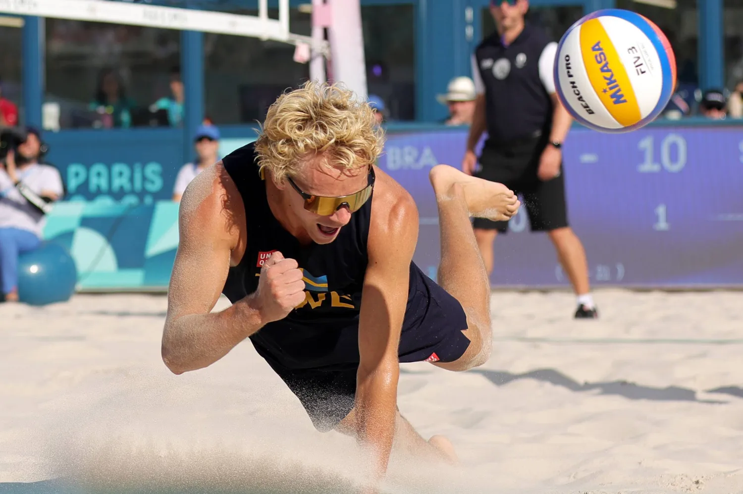 جانب من مواجهة السويد والبرازيل ضمن منافسات كرة الطائرة الشاطئية للرجال (إ.ب.أ)