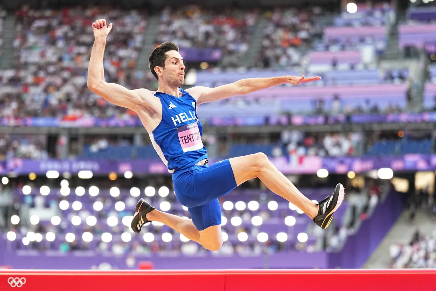 اليوناني ميلتياديس تينتوغلو خلال منافسات الوثب الطويل (د.ب.أ)