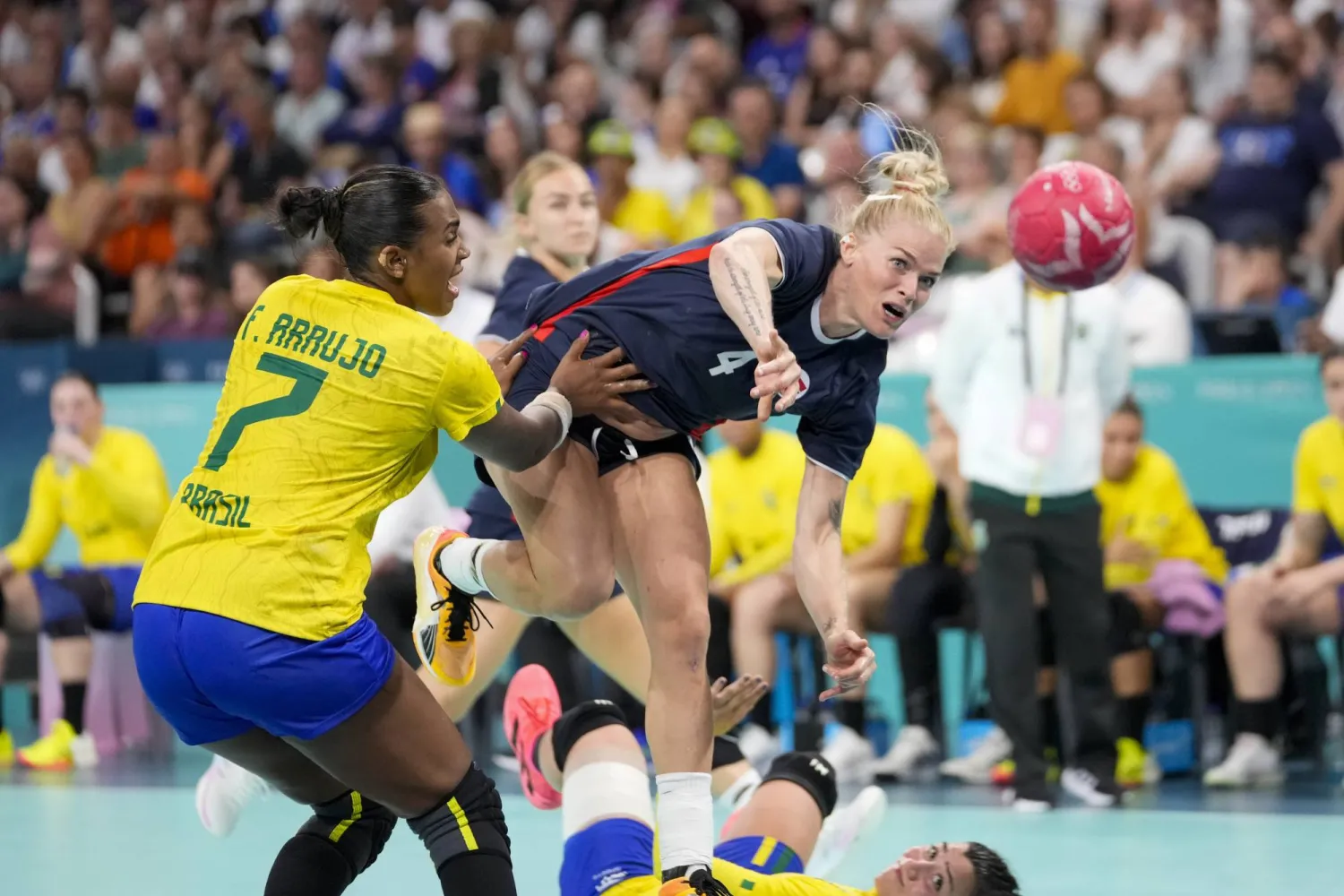 من مواجهة النرويج والبرازيل كرة يد سيدات ضمن منافسات الألعاب الأولمبية (أ.ب)