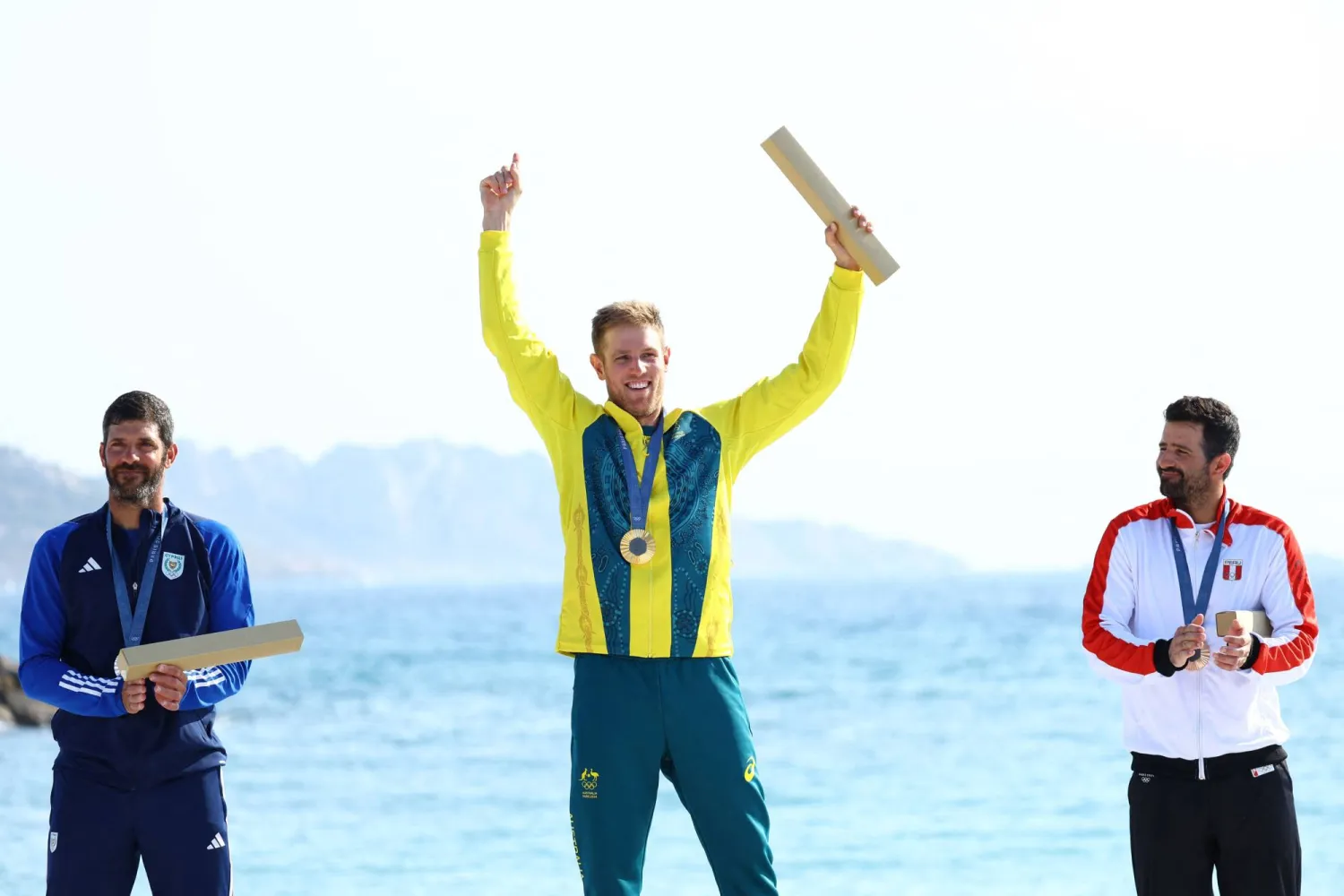 من مراسم تتويج الفائزين بمنافسات الشراع للرجال ضمن الألعاب الأولمبية بباريس (رويترز)