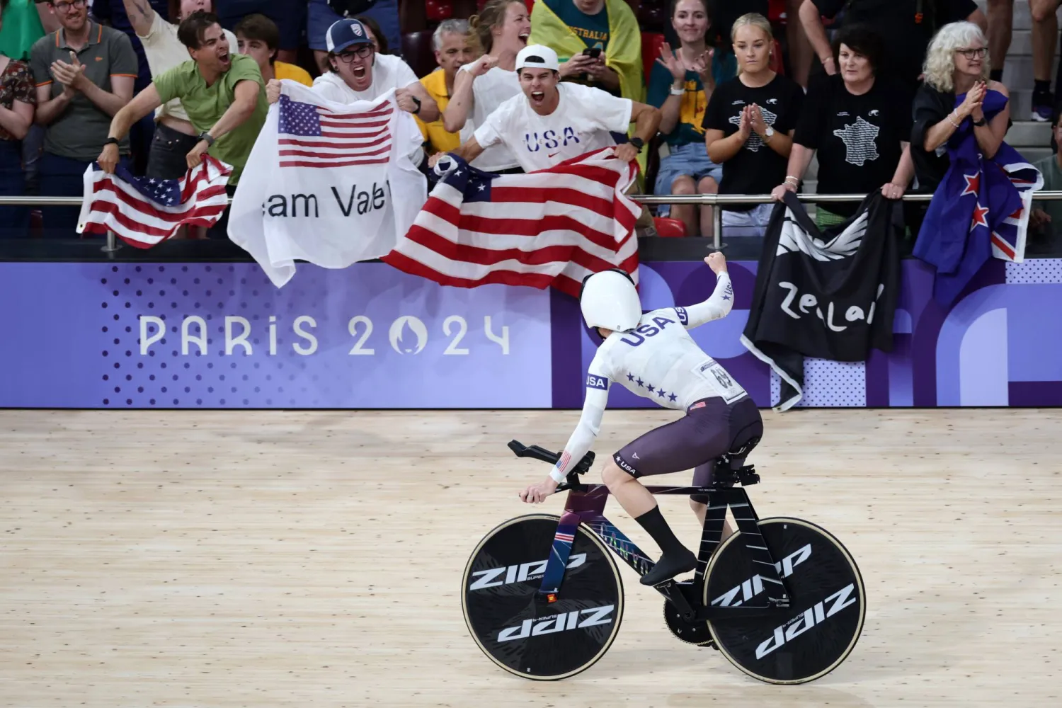 فرحة عارمة من الجماهير الأميركية بفوز سيدات الدراجات بالذهبية الأولمبية (إ.ب.أ)