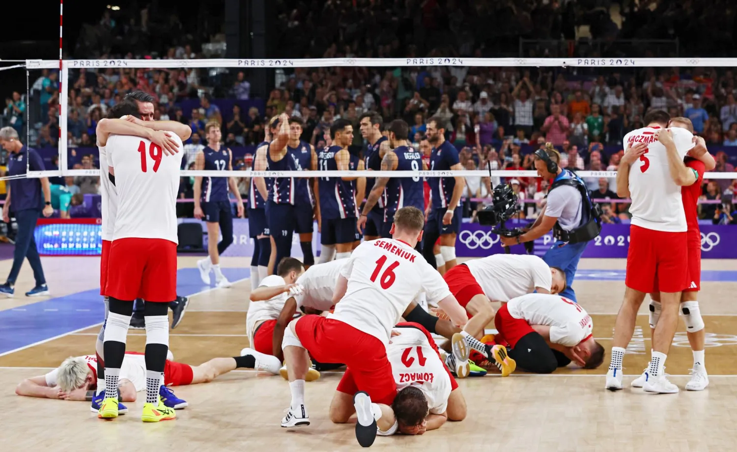 فرحة مليئة بالدموع للاعبي بولندا عقب فوزهم على أميركا والتأهل لنهائي المنافسات الأولمبية (إ.ب.أ)