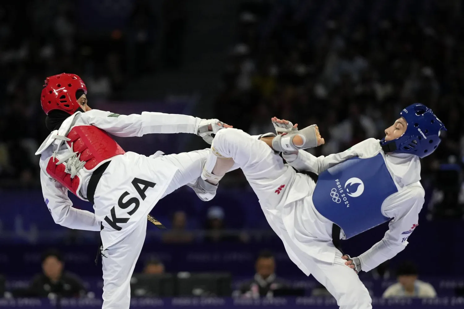 جانب من مواجهة السعودية دنيا أبو طالب والإيرانية موبينا نعمتزاده ضمن منافسات التايكوندو (أ.ب)