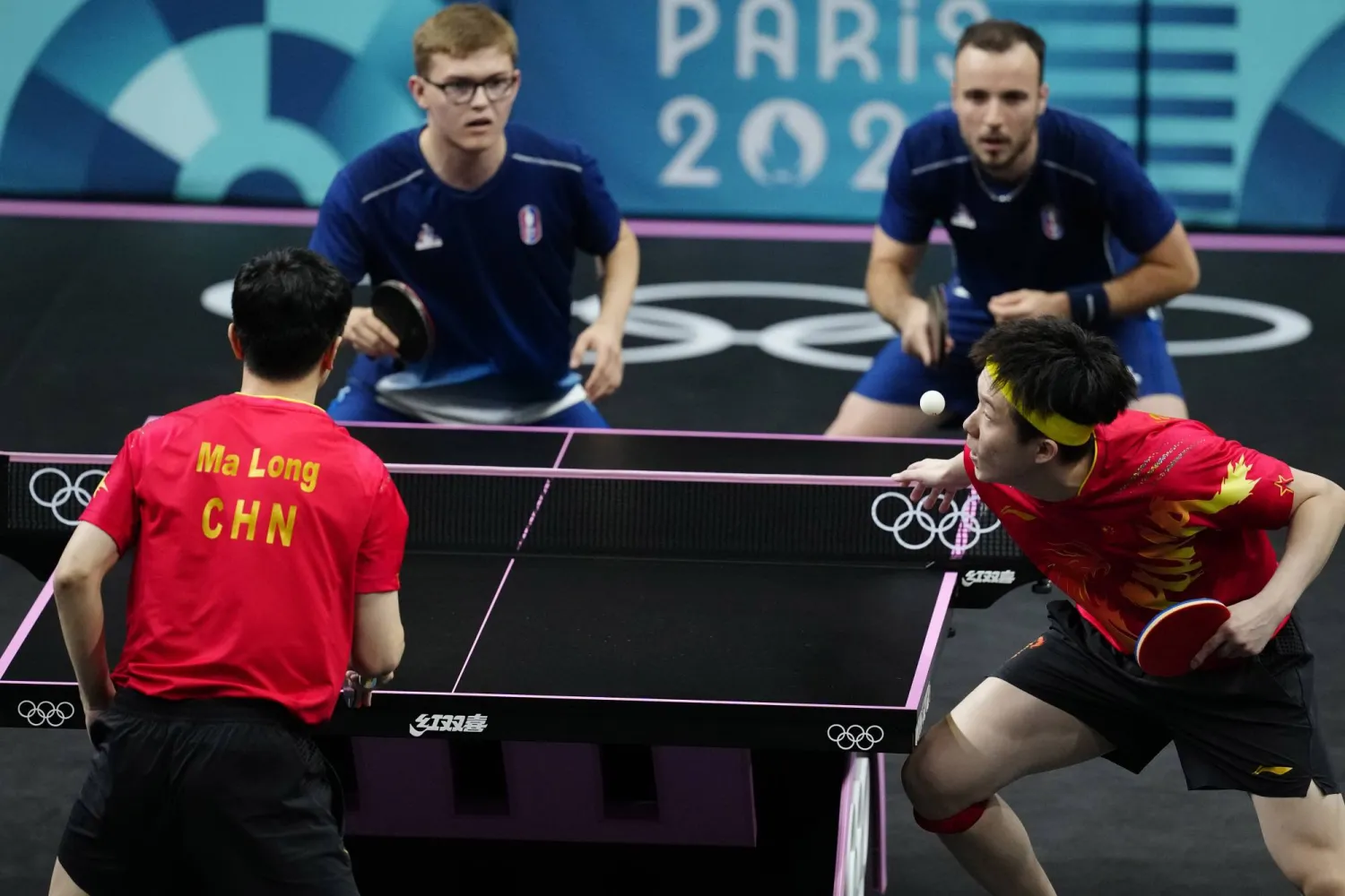 الصين استغلت نقطة للفوز بالشوط وحسمته 13-11 (أ.ب)