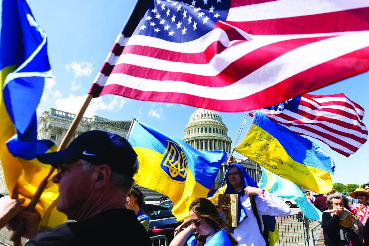أنصار أوكرانيا يلوحون بالأعلام الأميركية والأوكرانية خارج مبنى الكابيتول (أرشيفية - إ.ب.أ)
