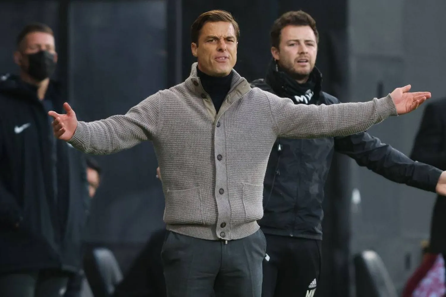 كثيرون ينتظرون ليروا  ما سيحققه سكوت باركرفي تجربته الجديدة مع بيرنلي!