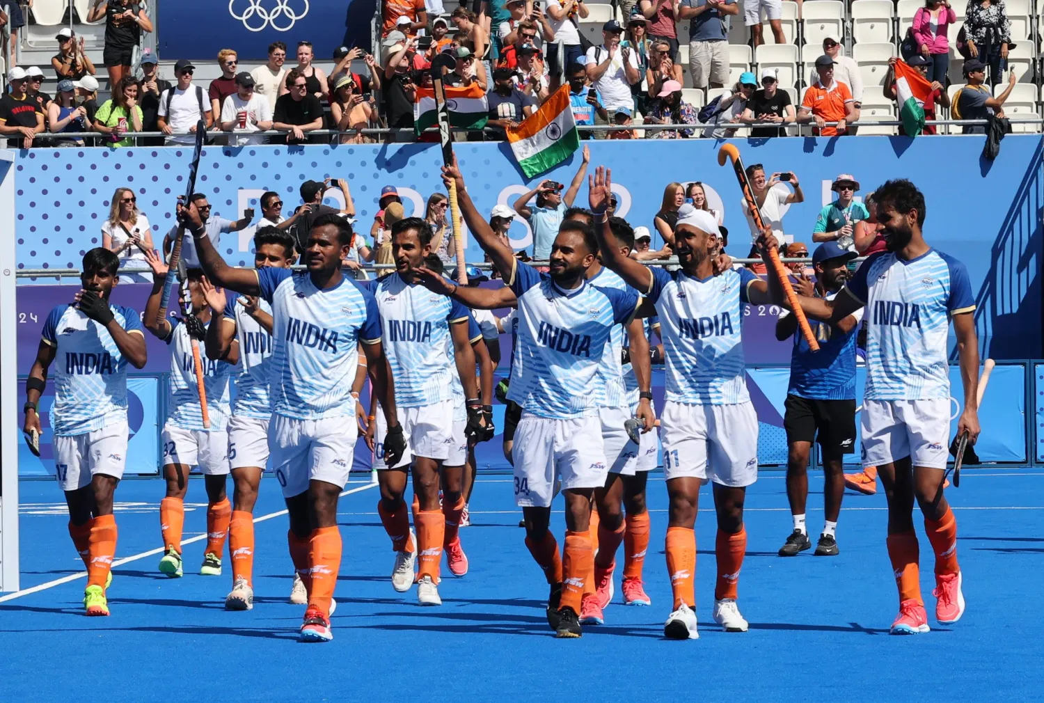 فرحة لاعبي منتخب الهند عقب تحقيقهم برونزية الهوكي في أولمبياد باريس (د.ب.أ)