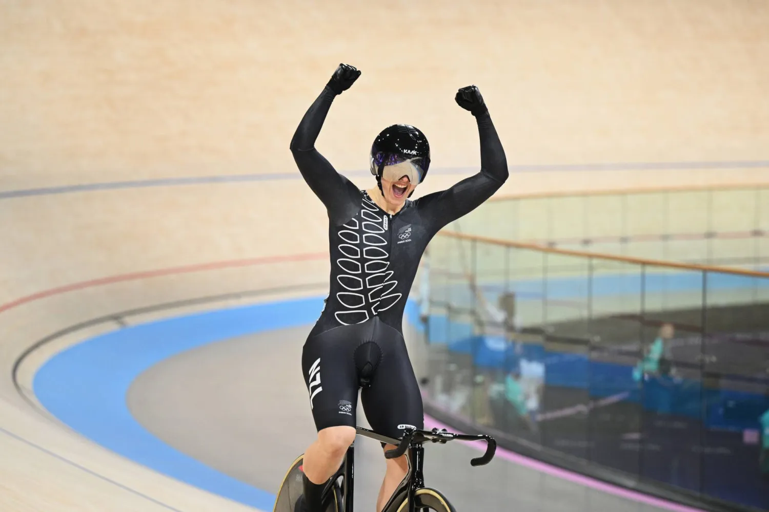 فرحة النيوزيلندية إليسي أندروز لدى فوزها بذهبية الدراجات (د.ب.أ)