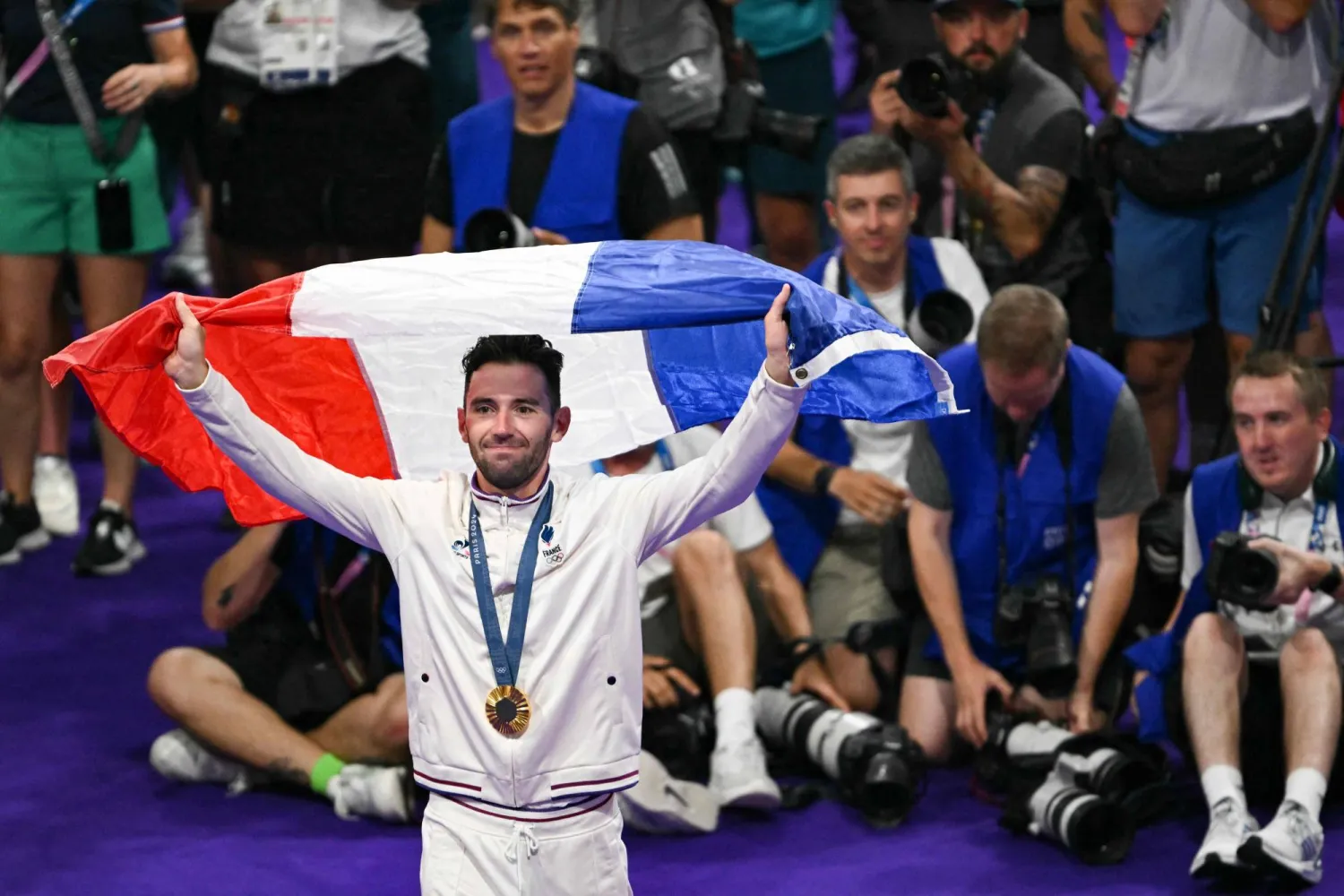 بنيامين توماس عقب فوزه بذهبية الدراجات (أ.ف.ب)