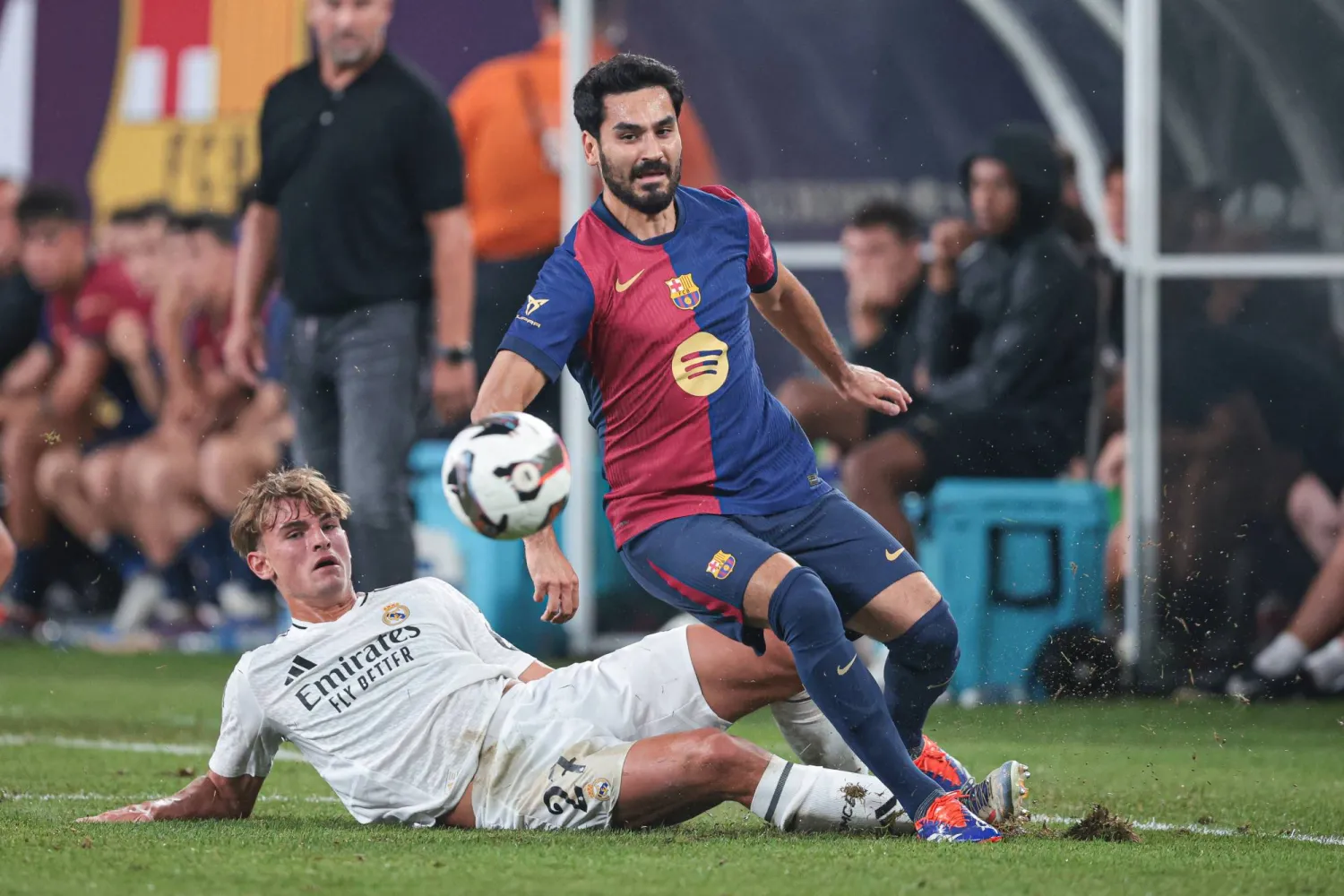 وكيل غوندوغان أكد استمراره في برشلونة (رويترز)