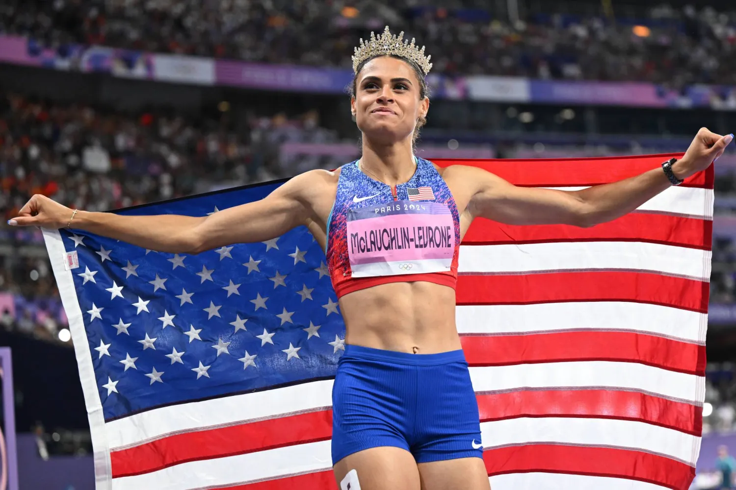 فرحة الأميركية سيدني ماكلافلين - ليفرون بفوزها بذهبية سباق 400م حواجز (د.ب.أ)