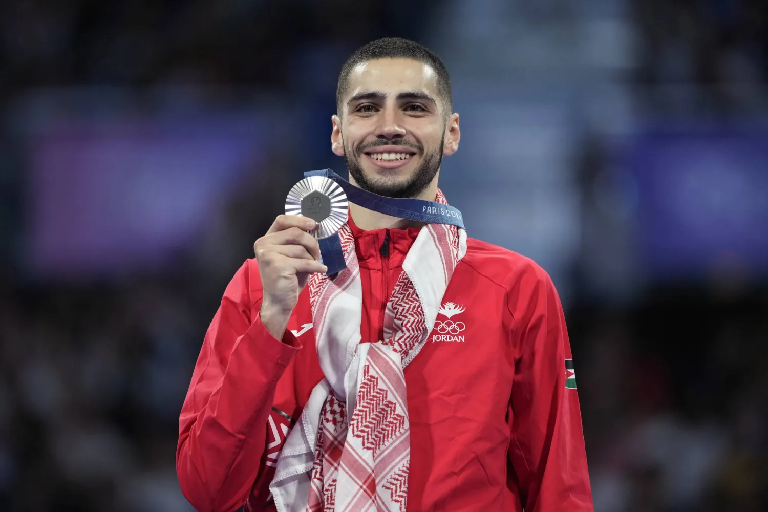 الأردني زيد عبدالكريم خلال تتويجه بالفضية (أ.ب)