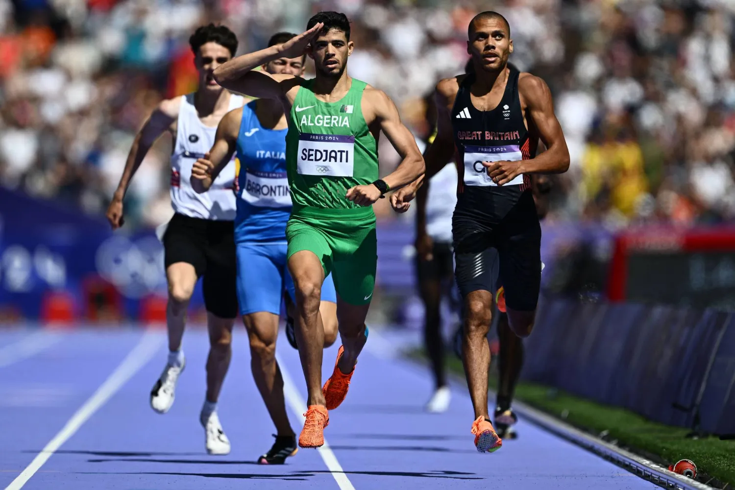 الجزائري جمال سجاتي يتصدر قبل نهائي سباق 800 متر (أ.ف.ب)