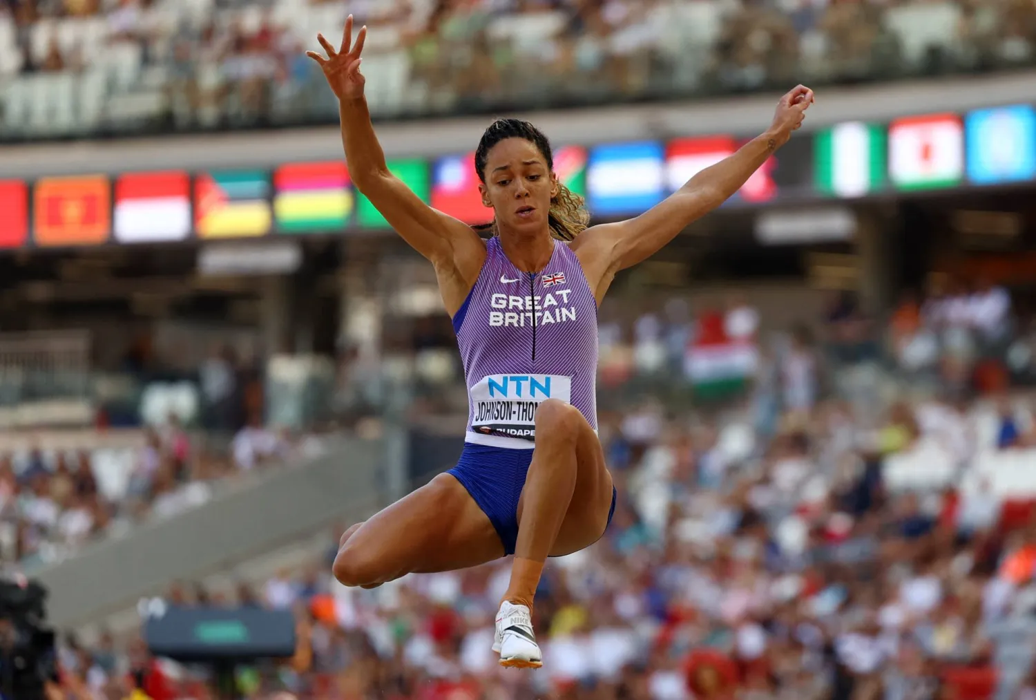 البريطانية كاتارينا جونسون تومسون تتصدر السباعي في الأولمبياد (رويترز)