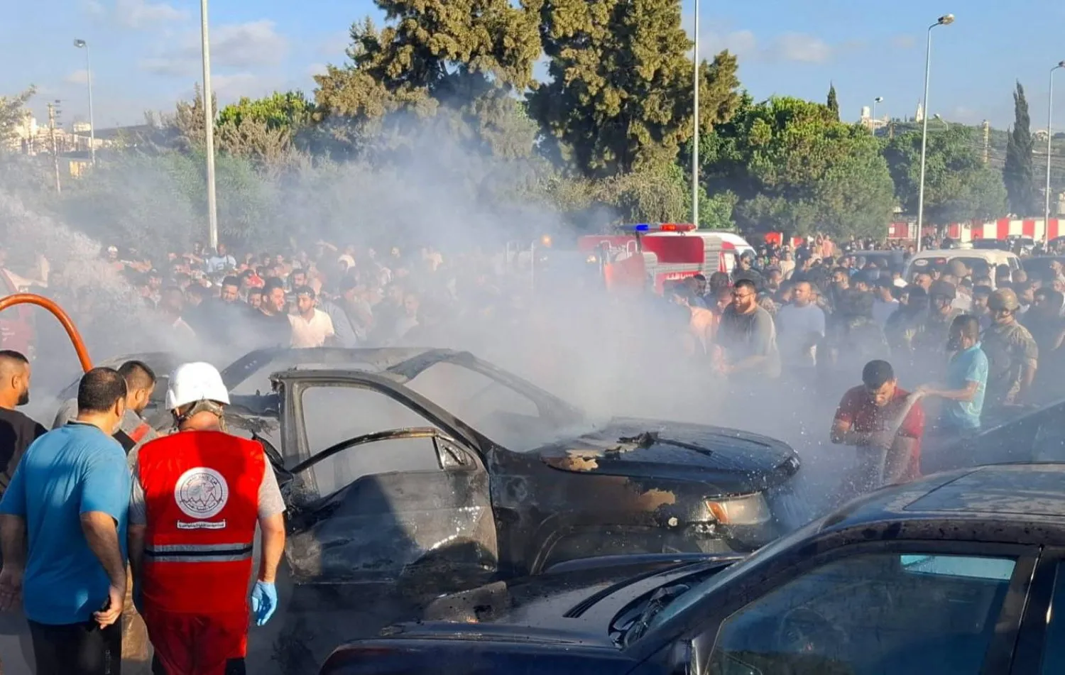 Sayda'nın dış mahallelerinde İsrail hava saldırısının hedef aldığı araç (Reuters)