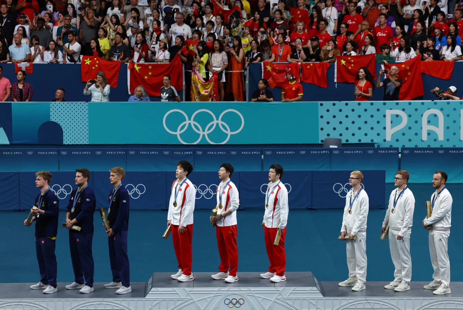 منصة شرف فرق تنس الطاولة.. الذهبية للصين والفضية للسويد والبرونزية لفرنسا (رويترز)