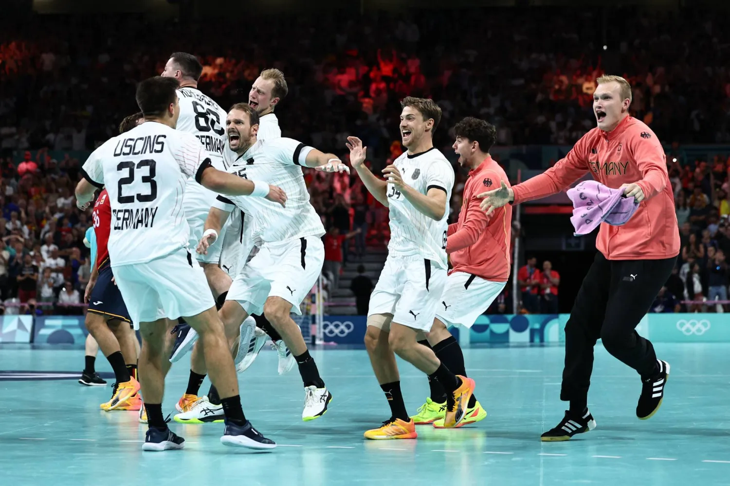 لاعبو ألمانيا وفرحة عارمة بالتأهل إلى النهائي (أ.ف.ب)