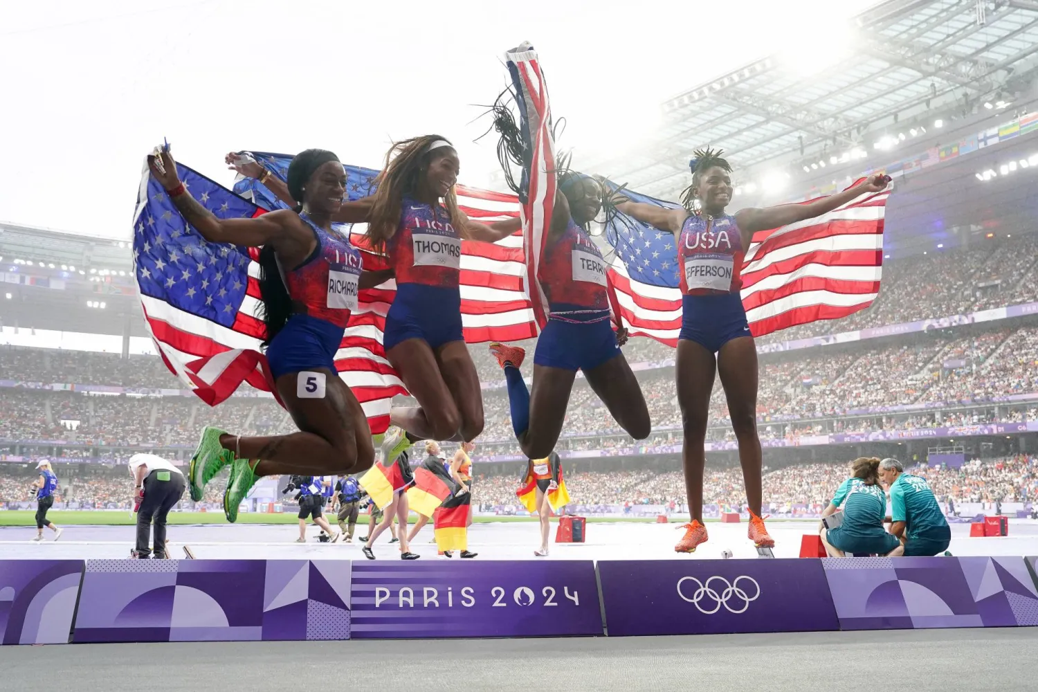 لاعبات الفريق الأميركي يحتفلن بالذهب (د.ب.أ)