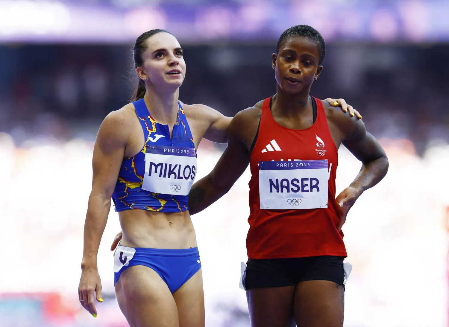 سلوى ناصر عقب فوزها بفضية السباق (رويترز)