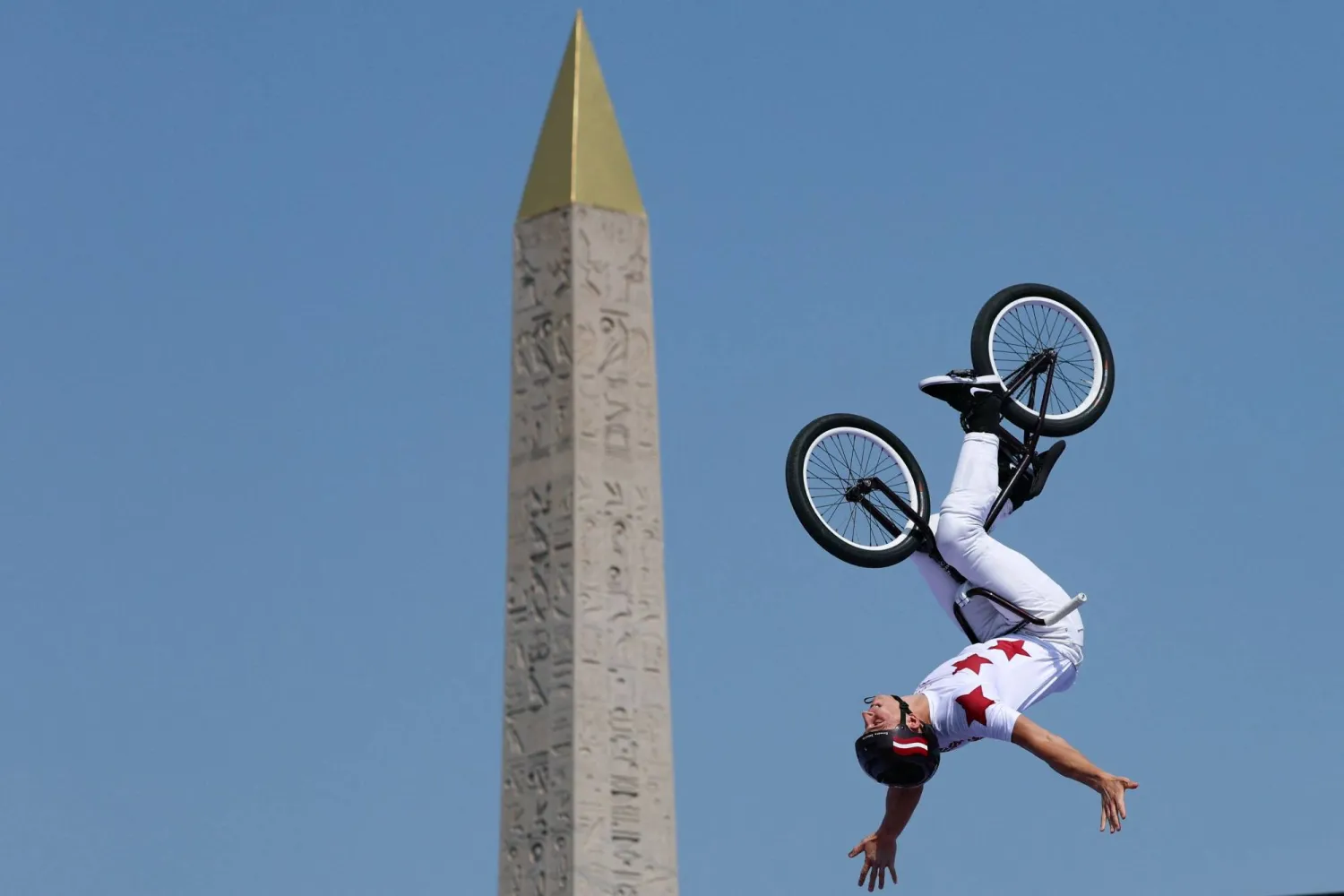 إرنست زيبولدز من لاتفيا في تصفيات سباق الدراجات الهوائية الحرة BMX للرجال (أ.ف.ب)