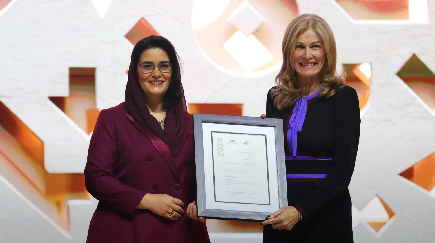 جين ماكجيفرن لدى تسلمها الجائزة من الدكتورة سمية السليمان (الشرق الأوسط)