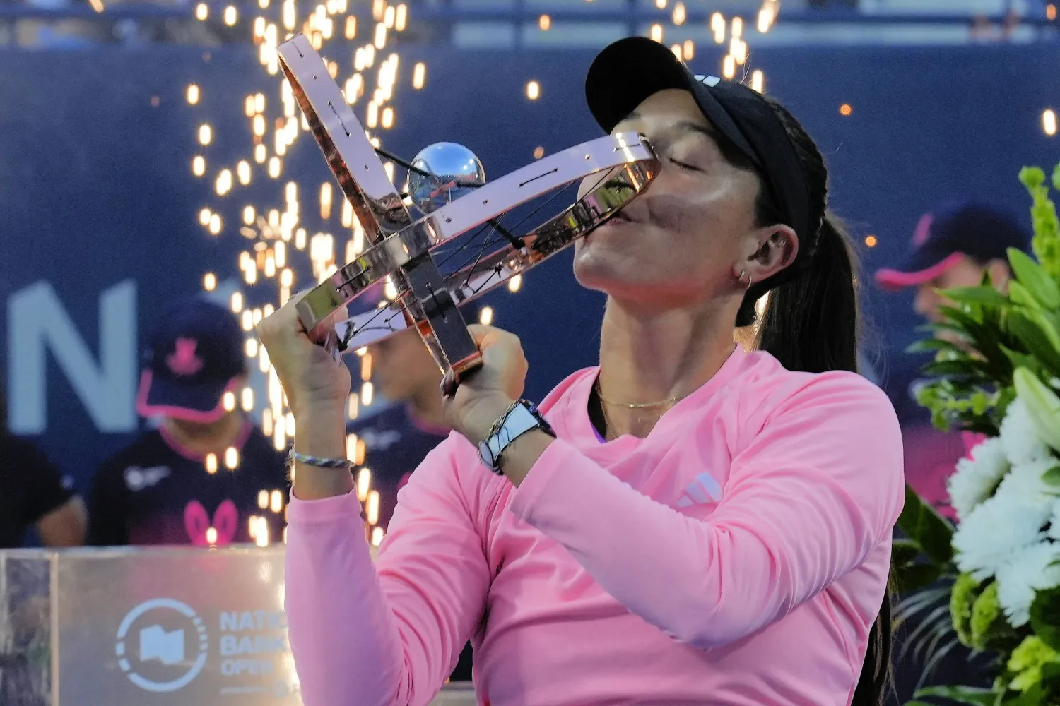 بيغولا تُقبّل الكأس عقب فوزها فجر الثلاثاء (رويترز)