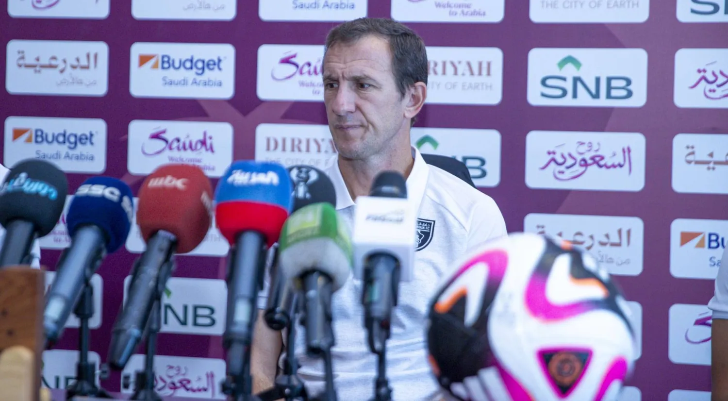 الأرجنتيني رودولفو أروابارينا مدرب فريق التعاون  (تصوير: سعد الدوسري)