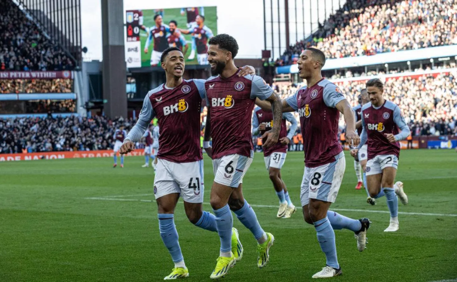 لاعبو أستون فيلا وفرحة التأهل إلى دوري أبطال أوروبا (غيتي)