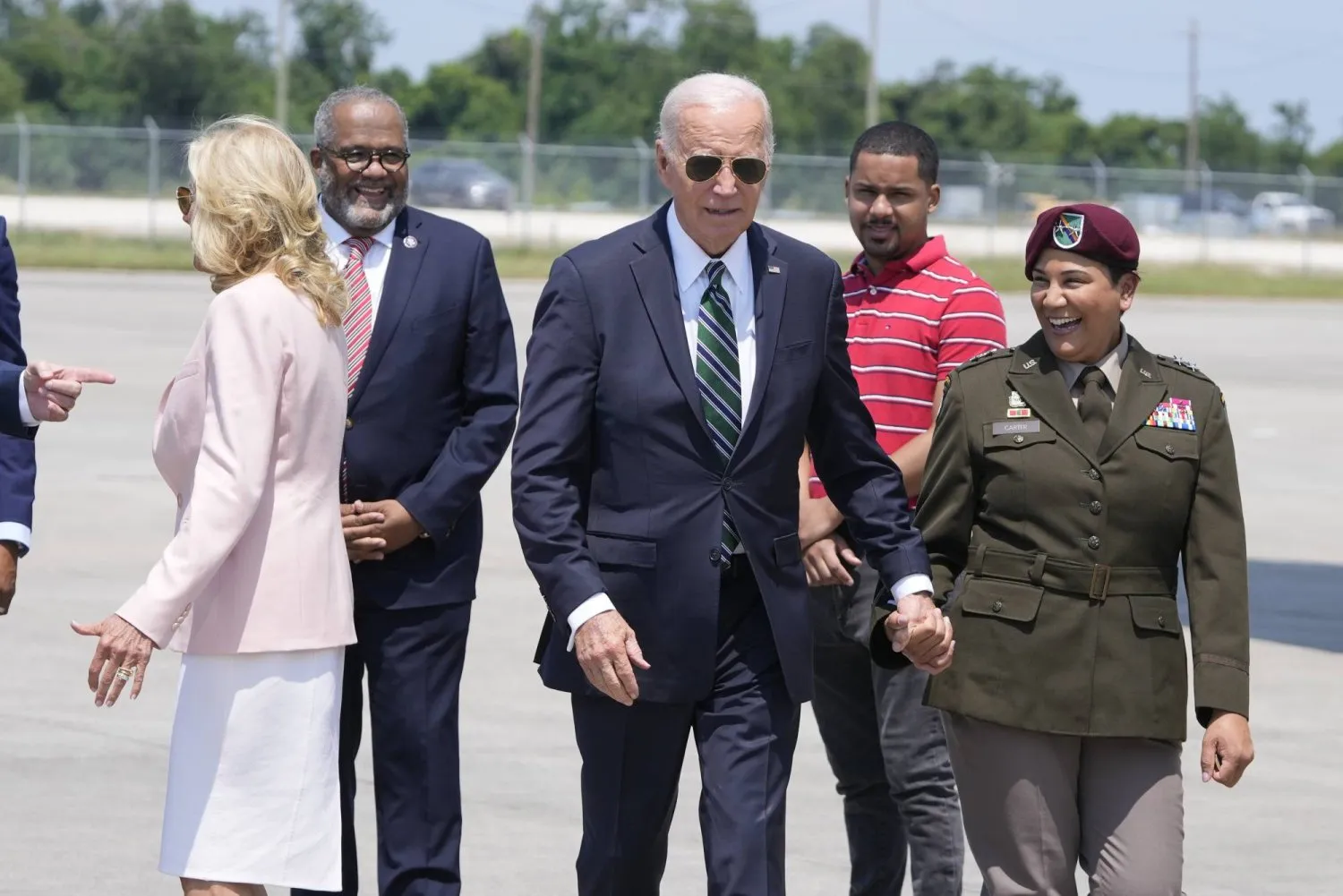 ABD Başkanı Joe Biden New Orleans'taki Louis Armstrong Havalimanı’nda (AP)
